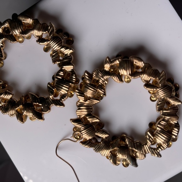 VINTAGE Goldtone Floral Wreath Hoop Earrings with Pastel Stones - Picture 5 of 7